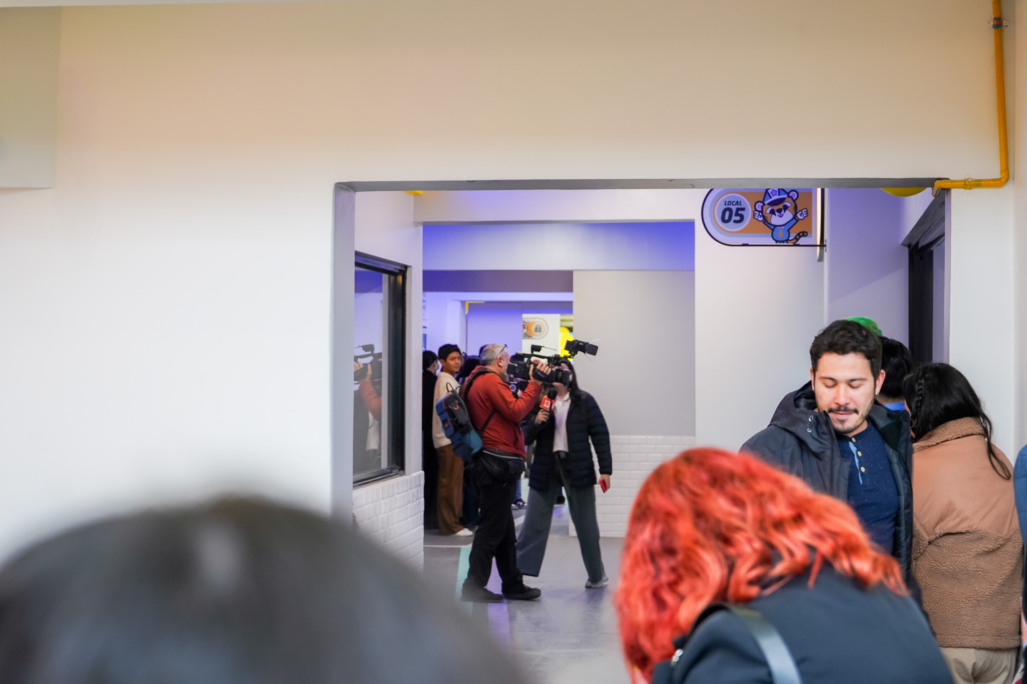 Camarógrafo Canal 13 cubriendo inauguración Estación Seúl